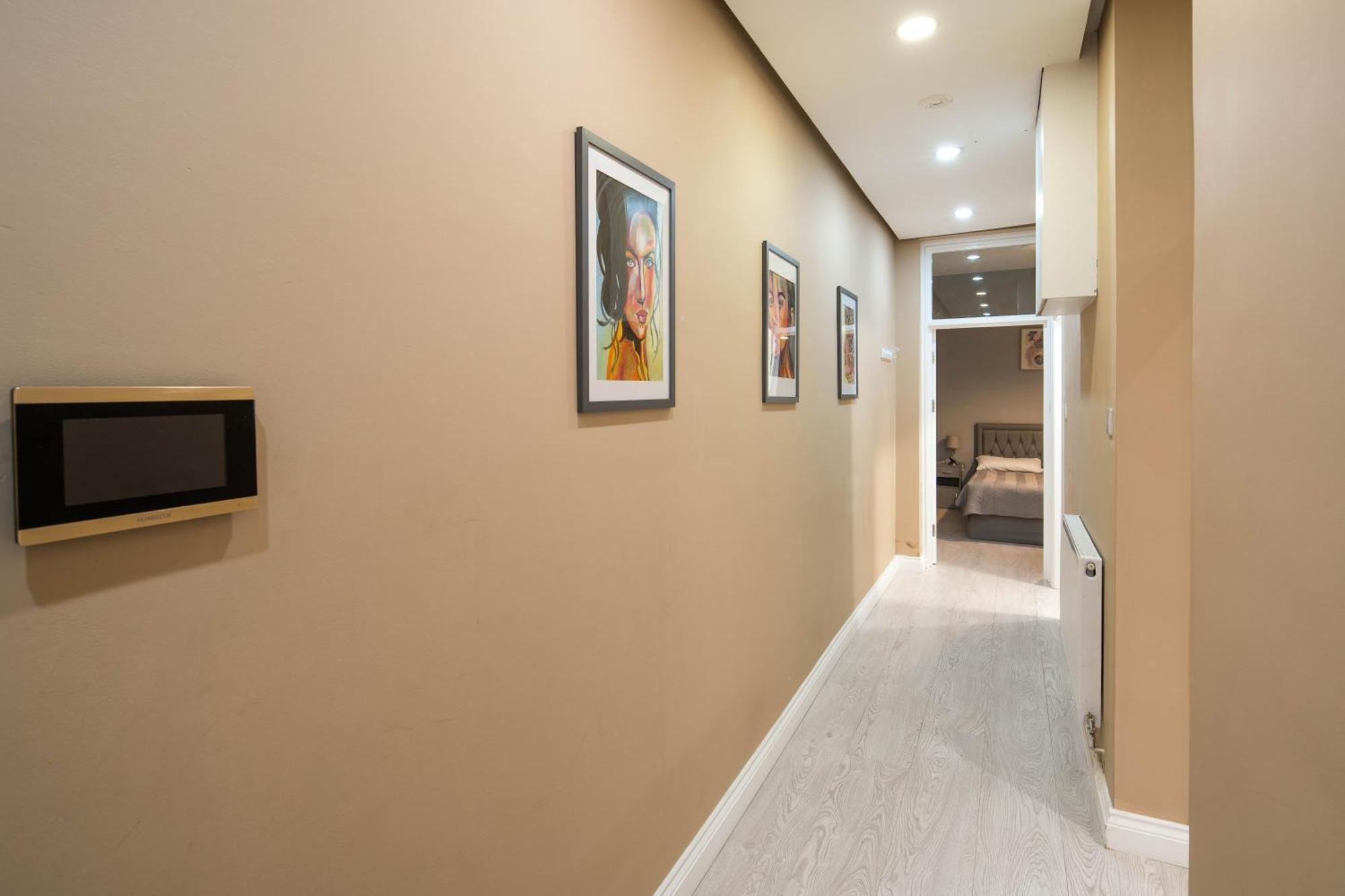 Kensington Courtyard Apartment *