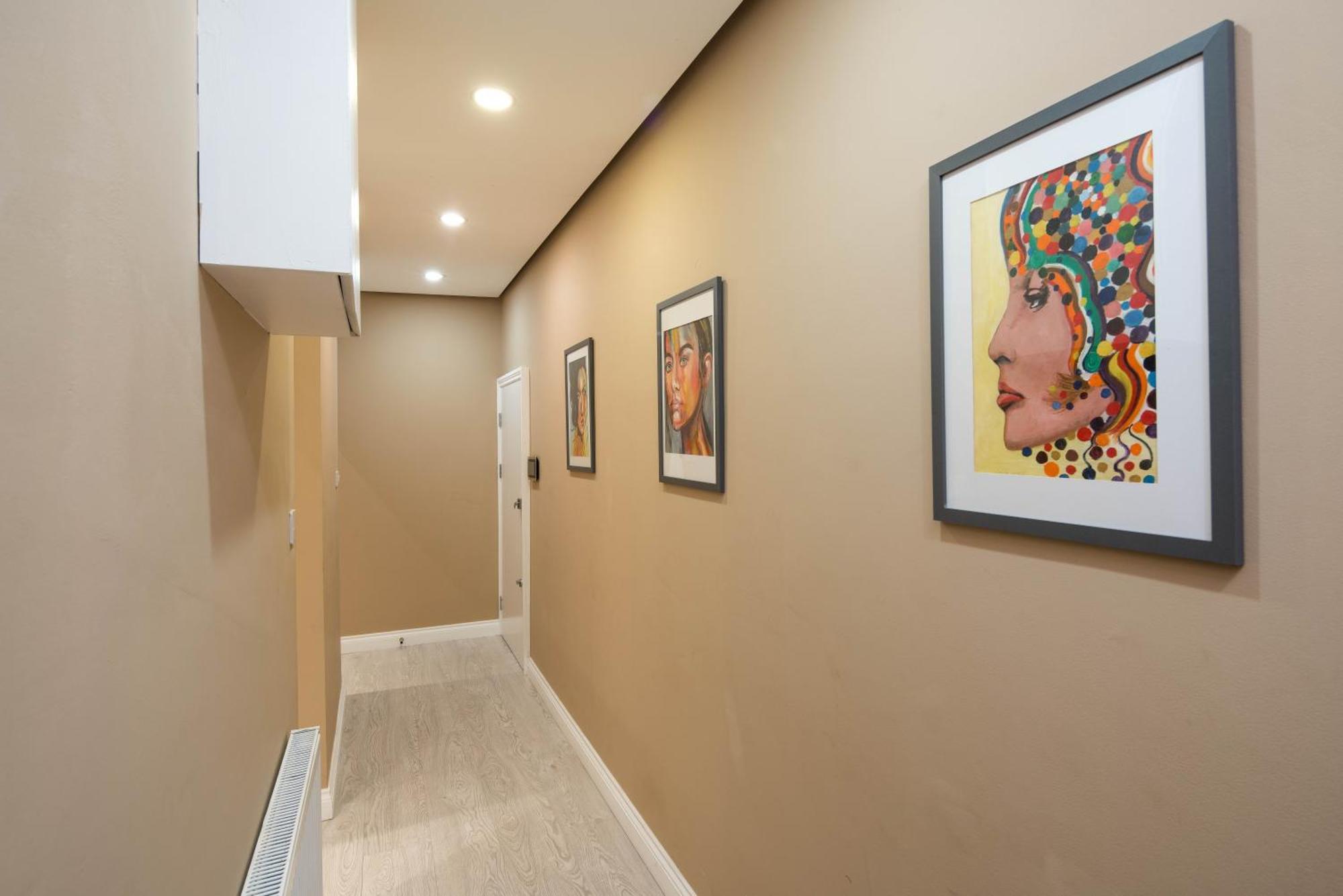 Kensington Courtyard Apartment *