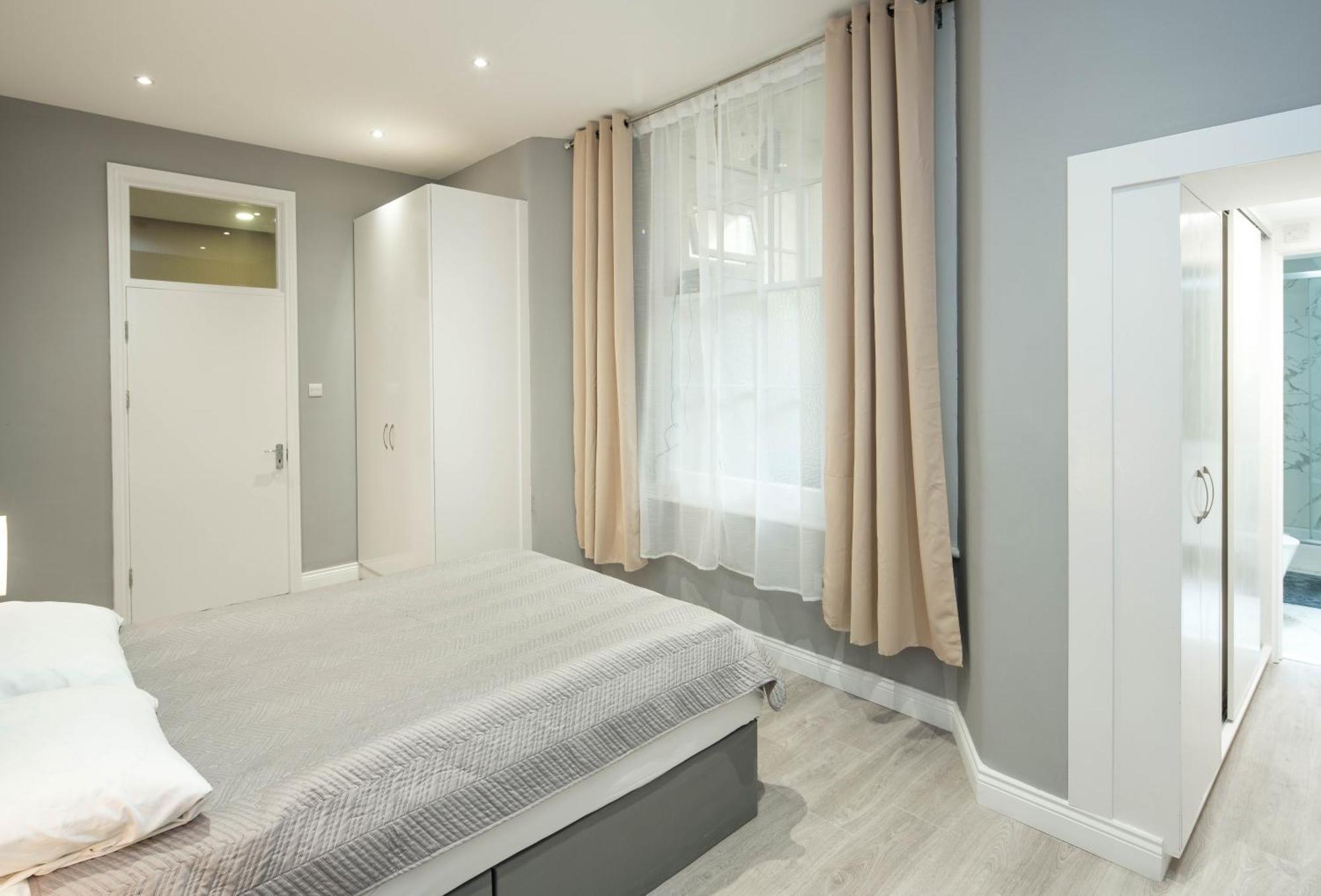 Kensington Courtyard Apartment